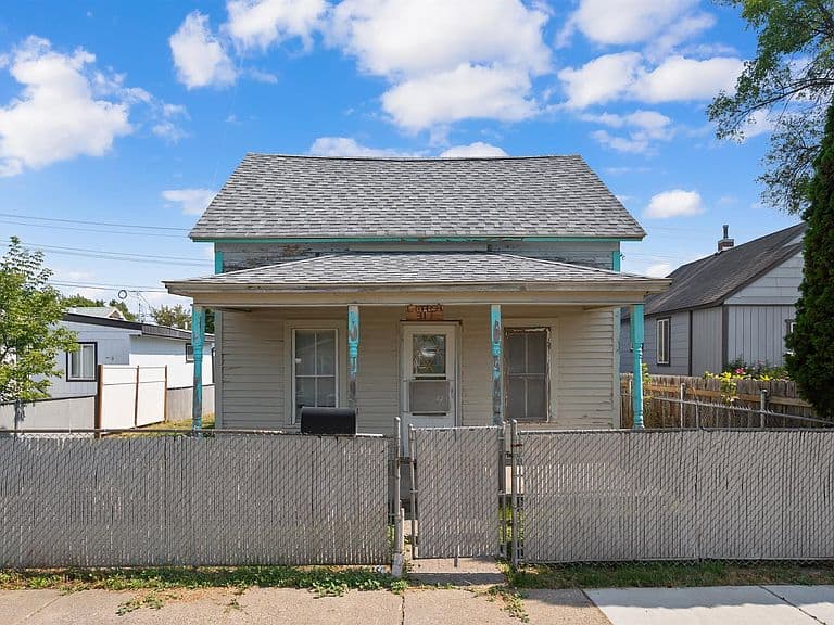 317 8th Ave W photo 1