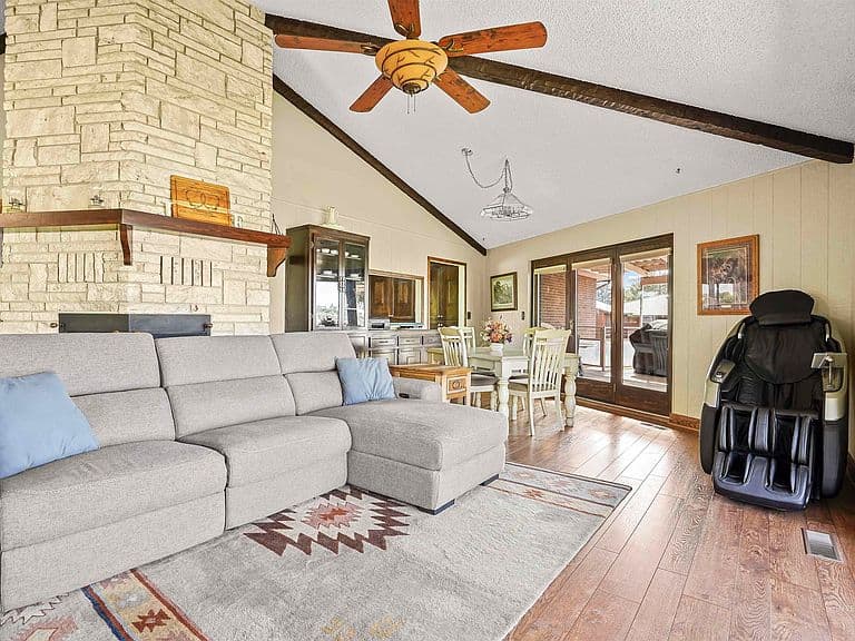 1109 S River Dr photo 4