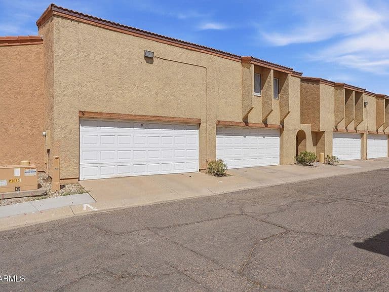 2202 W GLENROSA Avenue #18 photo 2