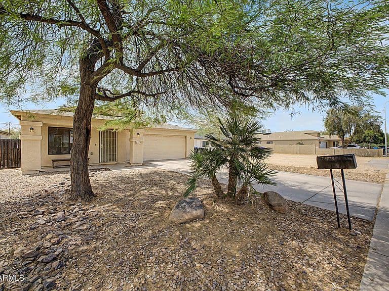 2743 E TAMARISK Avenue photo 3