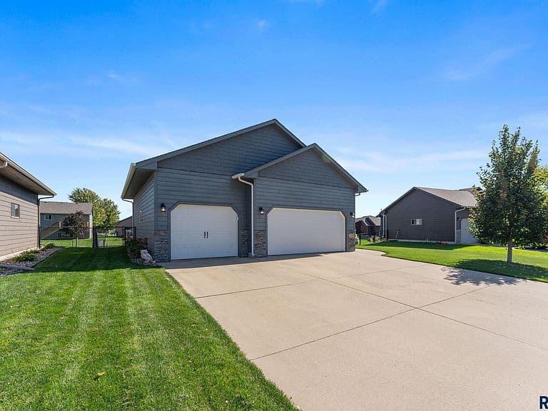 408 Adrianna Ave photo 3