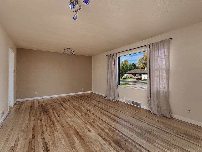 928 Parkhill Dr photo 3