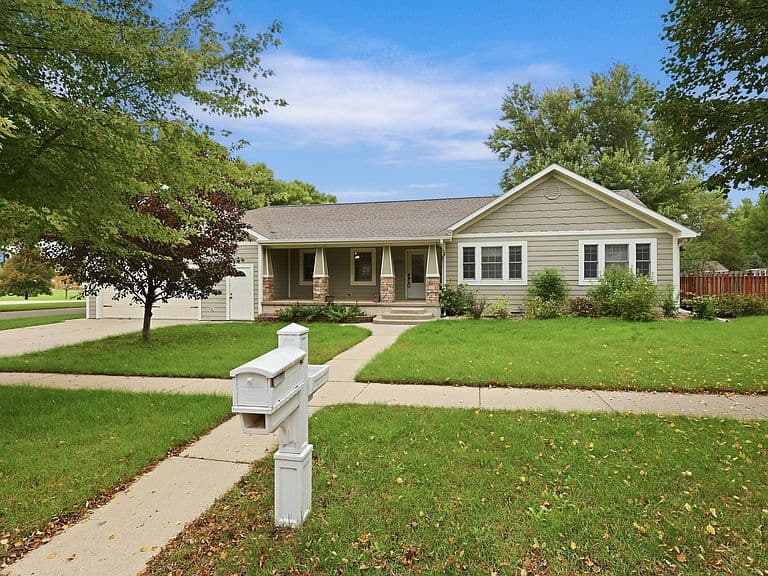 1707 Terrace Dr S photo 2