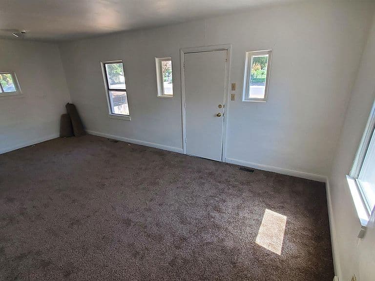 319 Jackson St photo 3