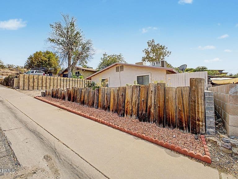 354 N JACKSON Street photo 4