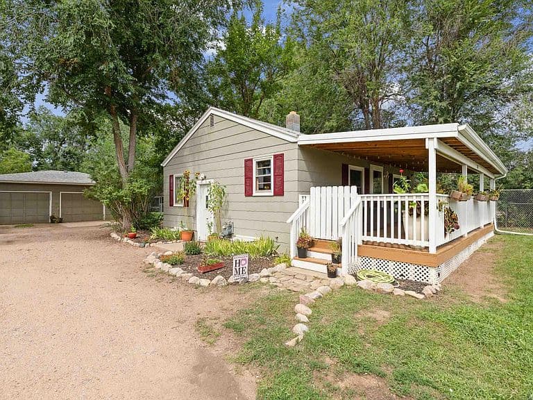 2211 S Valley Dr photo 3
