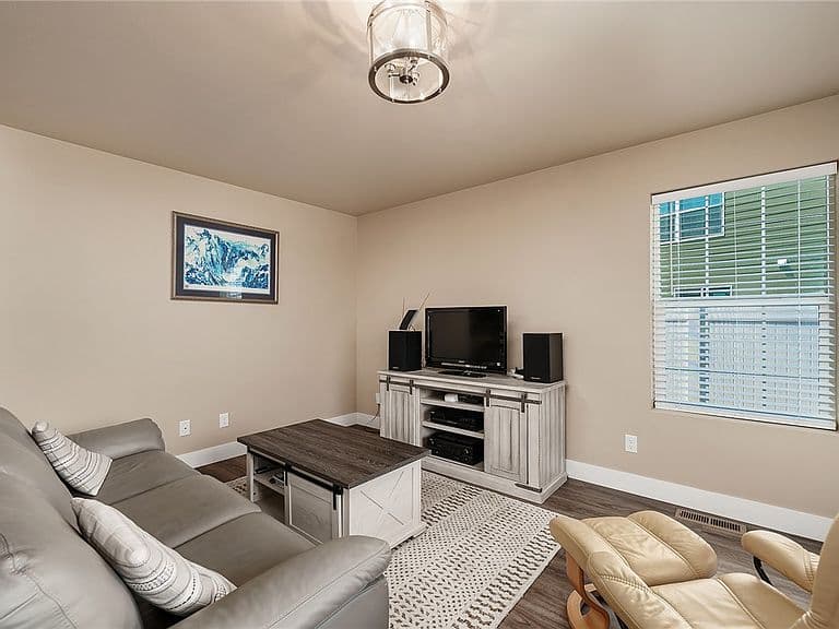 924 Presidio Ln photo 5