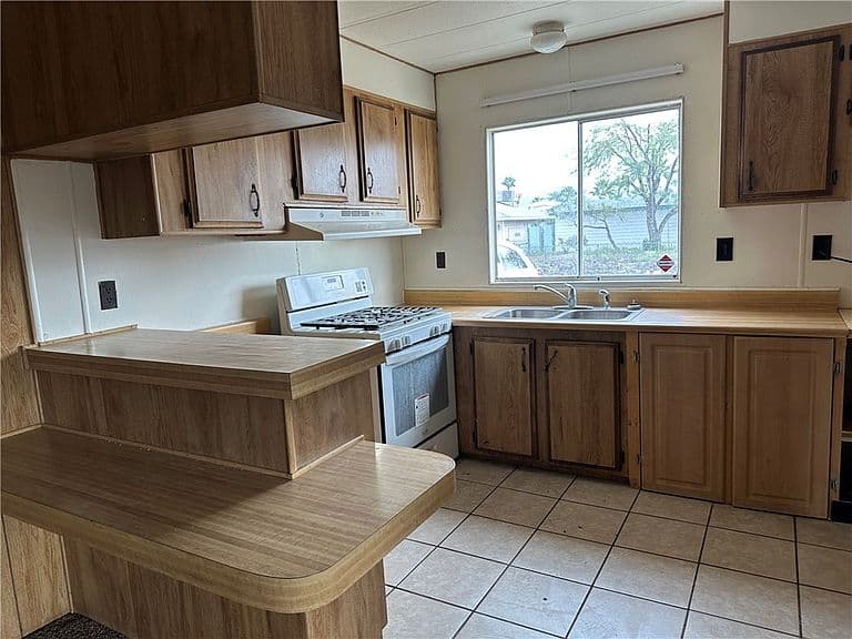 1611 Yale Dr photo 3