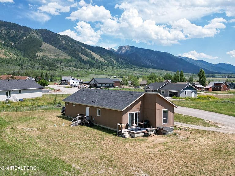211 Ponderosa Dr photo 2