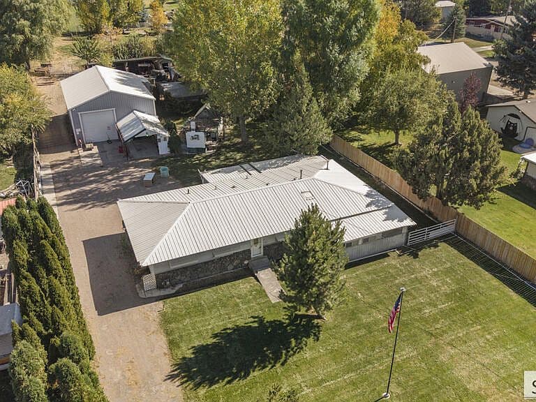 902 W Harmony Dr photo 2