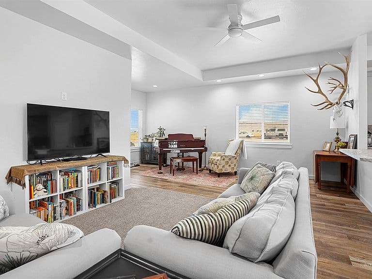 595 N Pioneer Way photo 2