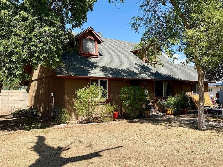 898 E OAKLAND Street photo 2