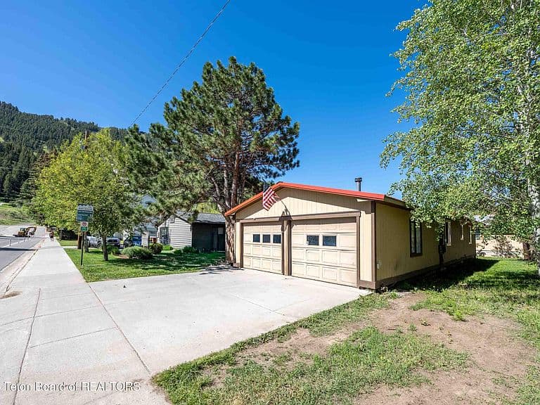 535 S Willow St photo 1