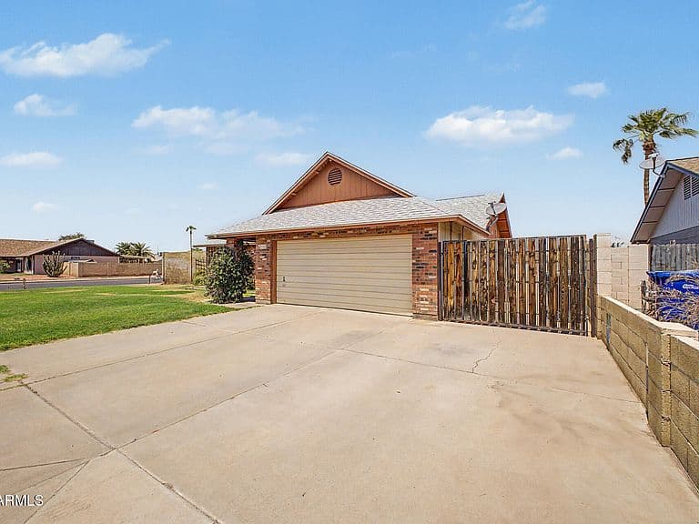 2402 E CARMEL Avenue photo 3