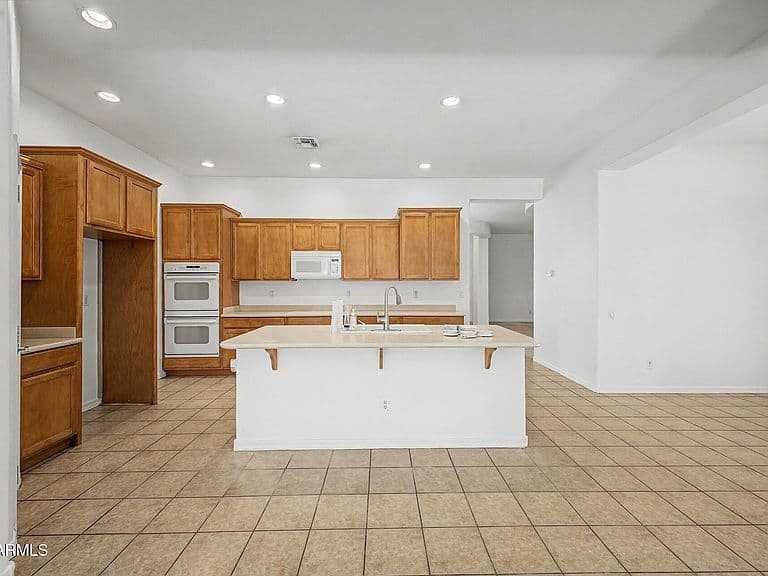 667 E RIVIERA Drive photo 2