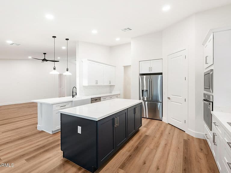1912 W BROOKE Lane W photo 3