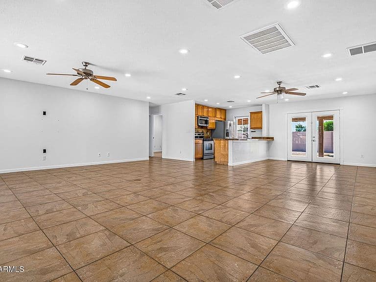 619 E DIAMOND Drive photo 3