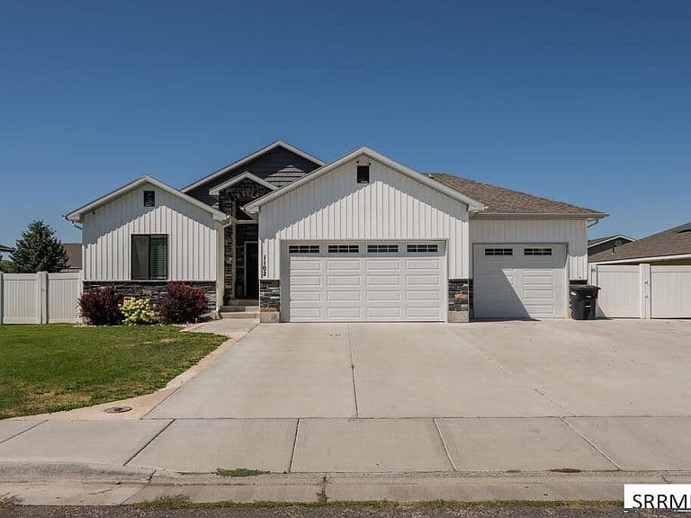 1102 Diamond Dr photo 1