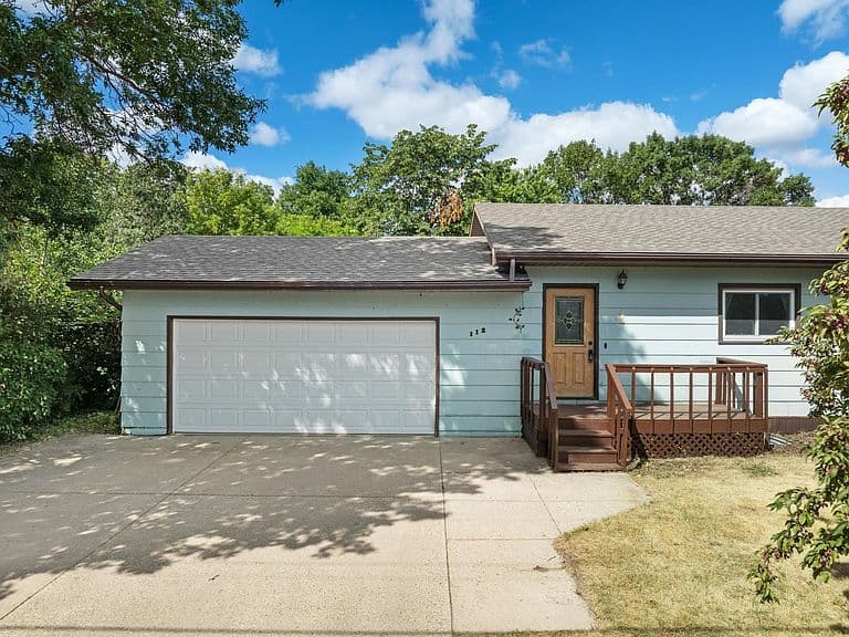 112 Pleasant Ave N photo 2