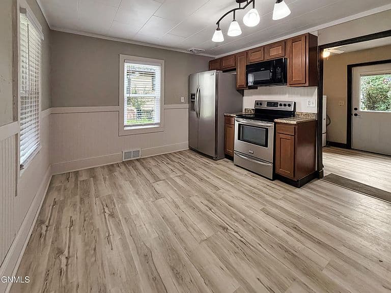 605 West Broadway photo 5