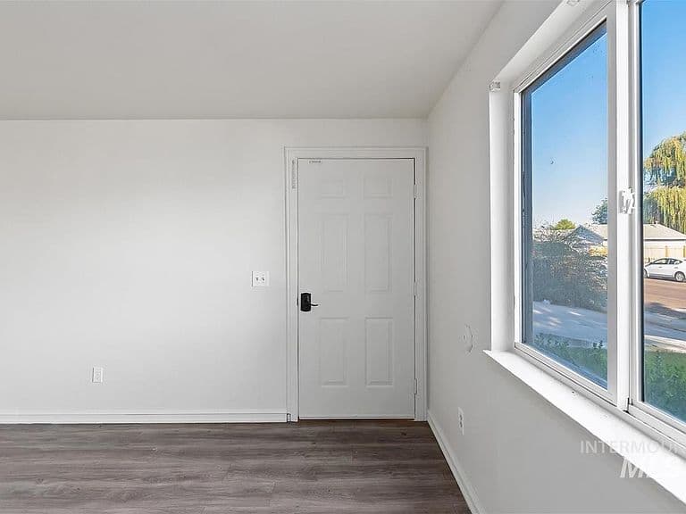 125 Donna Dr photo 2