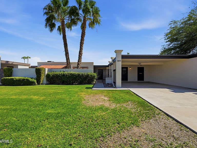 2905 W GLENDALE Avenue photo 2