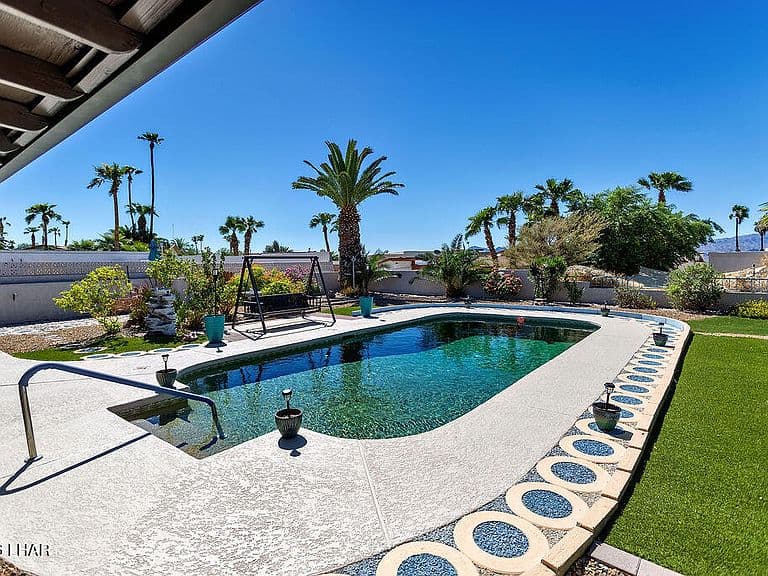 161 Acoma Blvd S photo 2