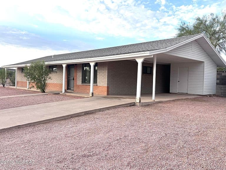 1370 N Railroad Dr photo 2