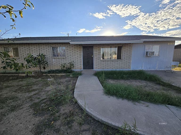 2104 S Yuma Cir photo 1