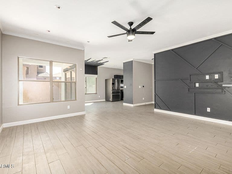 1105 E PARKVIEW Court photo 2