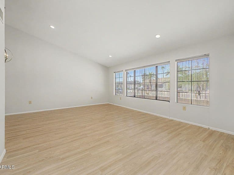 17211 N DESERT GLEN Drive photo 3