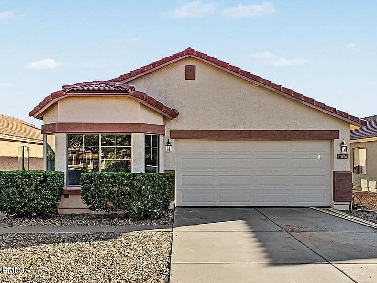 1055 E VERNOA Street photo 1