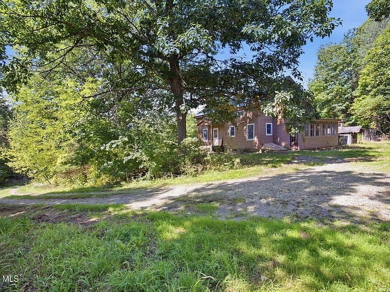 674 Dunbar Road photo 5