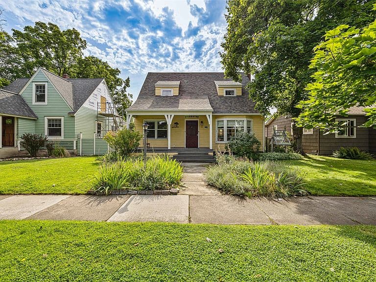 418 Woodford St photo 2
