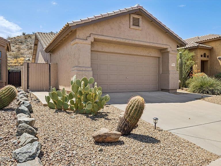 735 E GOLDENROD Street photo 4