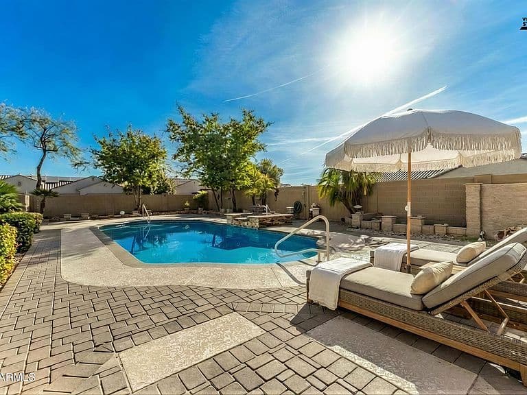 17923 W Echo Ln photo 2