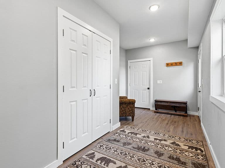 123 NW Lake Dr photo 3