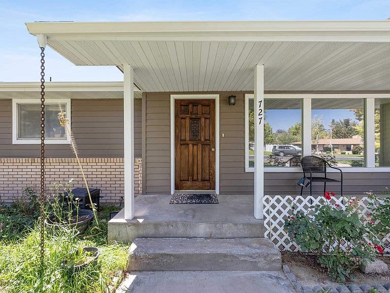 727 Mae Dr photo 3