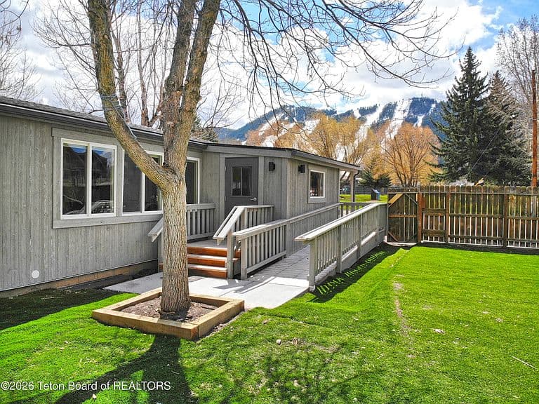 245 W Gill Ave photo 4
