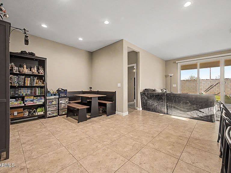 38105 W SAN ALVAREZ Avenue photo 2