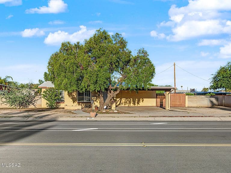 810 S Sarnoff Dr photo 1