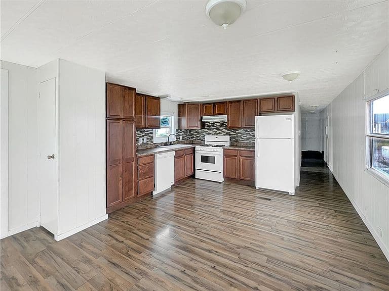 702 Pine Ln photo 3