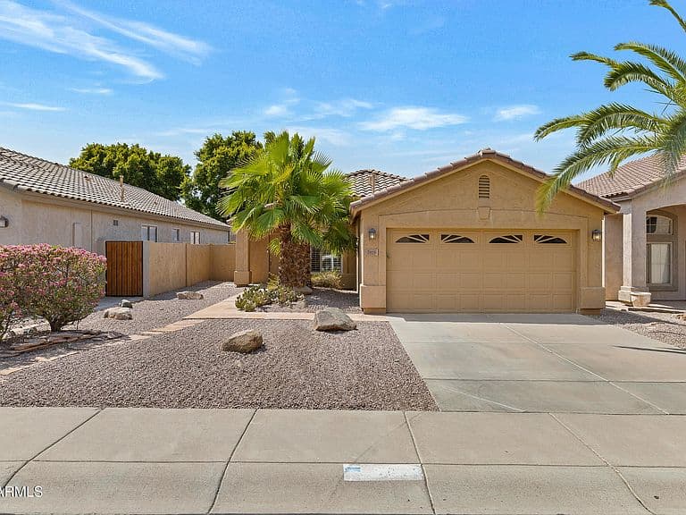 1819 W BROOKWOOD Court photo 2