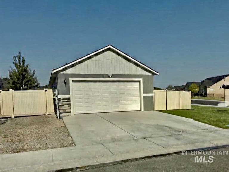 256 Marjorie St photo 2
