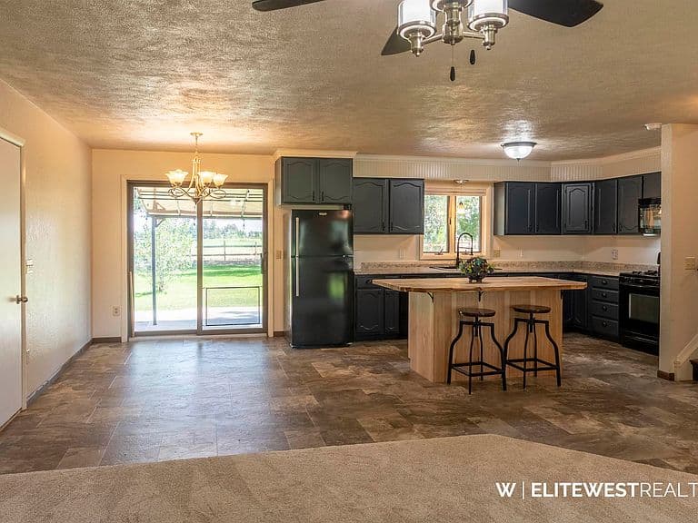871 E Christy Ln photo 2