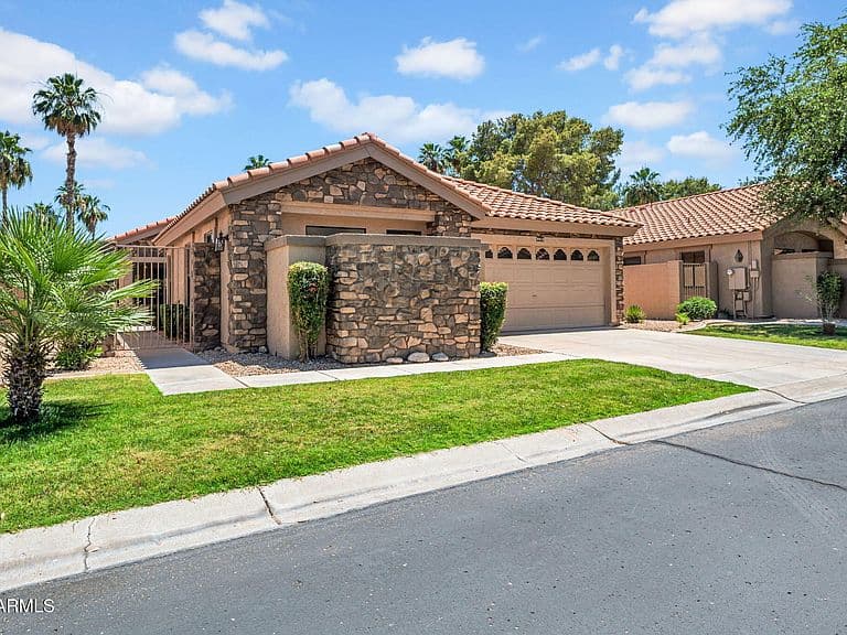 9411 W KERRY Lane photo 1