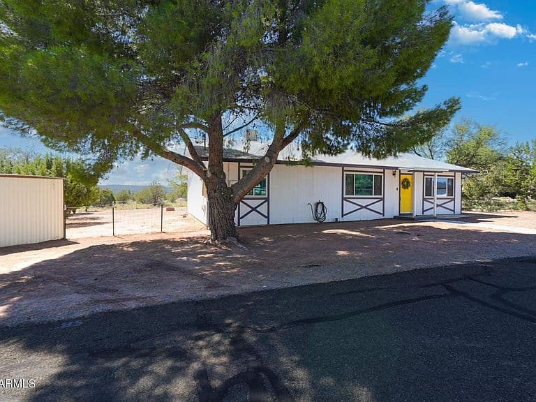 4585 E VALLEY Lane photo 2