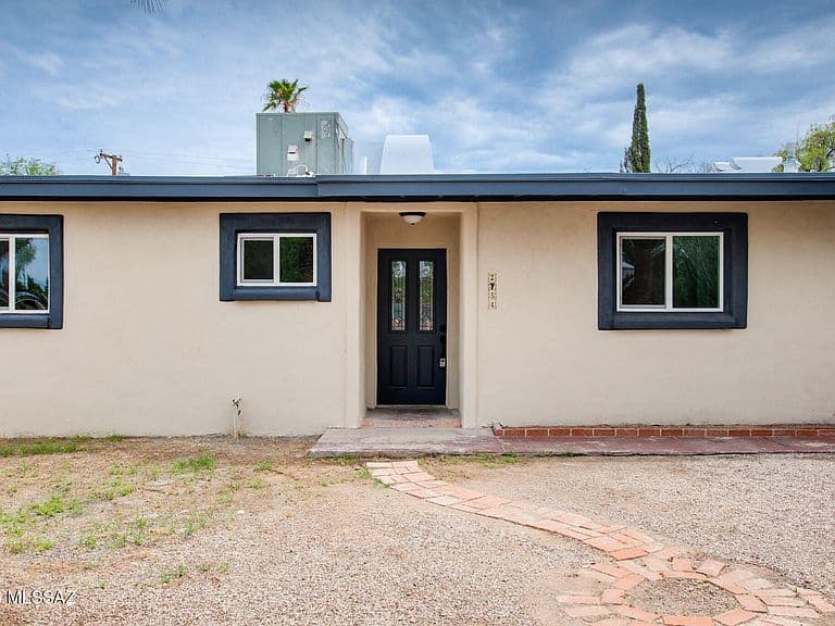 2754 N Tyndall Ave photo 2