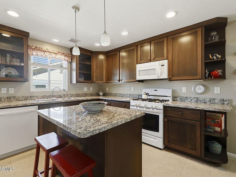728 Douglas Avenue photo 3
