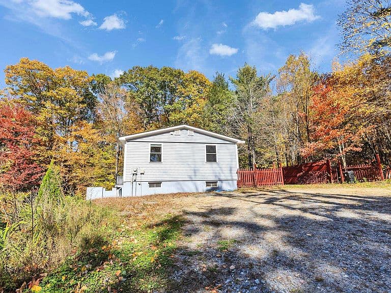 196 Rhododendron Road photo 5
